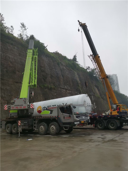 吉首市“不怕风雨冻”—— 吊车的 “恶劣环境适应” 技术